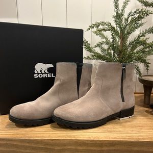 Sorel Women's Emelie Chelsea Waterproof Boots